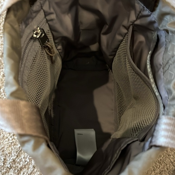 Athleta excursion Crossbody bucket bag. - Picture 6 of 8